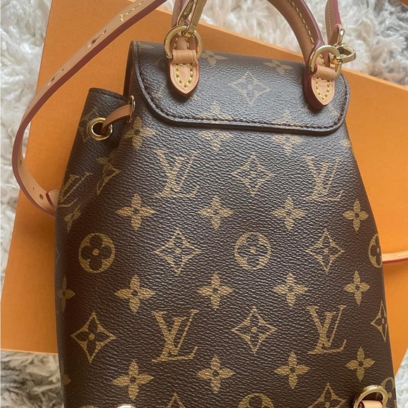 Perfect condition! Comes with receipt and box - Picture 2 of 7